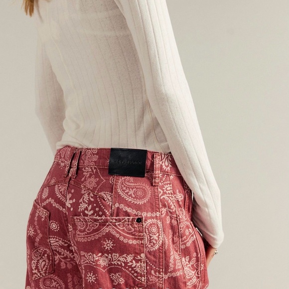 We The Free Good Luck Printed
Barrel Jeans Rust Bandana Size 31
NWOT - Picture 5 of 9